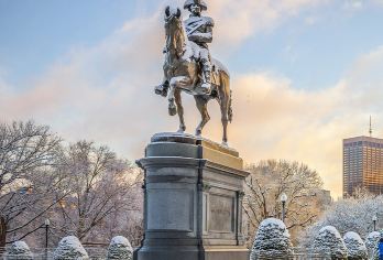 美国波士顿+波士顿公园+老州议会大厦+昆西市场一日包车游【从波士顿公园开始到邦克山纪念碑结束， 共包括16个景点，总长大约4公里】