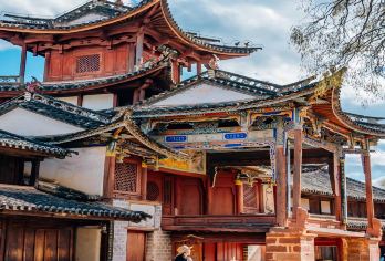 大理沙溪古镇一日游【打卡《去有风的地方》同款•可选独立包车】【8人内商务舒适小团，大理古城区、下关城区上门接送，乐享沙溪慢时光】