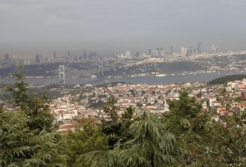 伊斯坦布尔亚洲大陆、托普卡帕宫、后宫全日导览小团接送及门票【从恰姆利卡山 (Çamlıca Hill) 欣赏伊斯坦布尔令人惊叹的全景。 欣赏土耳其*宏伟、*令人印象深刻的清真寺——恰姆利贾清真寺的宏伟。 跟随导游参观托普卡帕宫和后宫，探索奥斯曼帝国苏丹居住的地方】