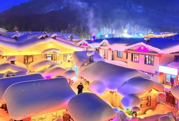 中国雪乡一日游景区项目全含VIP6人团大秃顶山雪地摩托冰雪【核心景点深度打卡：解锁雪乡家园、雪韵大街、栈道等精华景点，含专业向导带队，不错过雪蘑菇、】