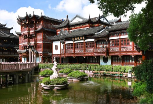 上海经典之旅：豫园、城隍庙、水乡 + 中旅 x 赞巴士随上随下观光【在一场精心策划的旅程中，体验中国古代遗产与现代都市活力的完美融合。 步入朱家角的永恒魅力，这座上海人钟爱的“东方威尼斯”。 本次旅程的亮点在于敞篷双层随上随下观光巴士——这是探索上海动感天际线的标志性方式。】