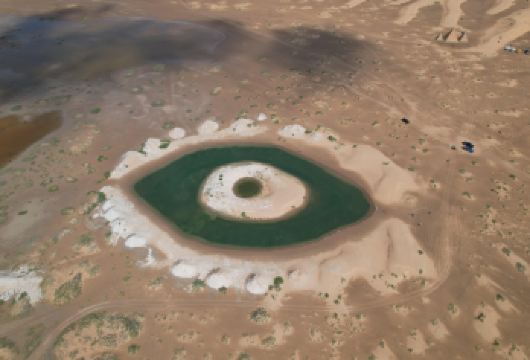 【包车游·赠航拍】五湖·六湖穿越一日游【沙漠越野车刺激冲浪，探索天鹅湖、翡翠湖与“地球之心”乌兰湖，无人机航拍记录壮丽全景。】