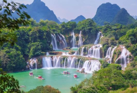 南宁日游：德天跨国瀑布景区（可选明仕田园）【亚洲*大的跨国瀑布，壮丽的自然奇观，中越边境上气势恢宏的三层叠瀑。 可选竹筏漂流让您近距离感受瀑布的磅礴气势与水雾飞溅，开启沉浸式探险之旅。 独特边境文化：一次旅程尽览中越风情街与历史界碑。】