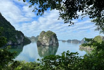 从下龙湾邮轮港出发：**一日游，探索白兔湾的原始之美【拜图龙湾一日游，远离尘嚣，享受真正独特的体验 乘坐精品印度支那风格的船，适合 35 位客人的小团体 探索迷人的天景山洞，享受皮划艇或竹船等活动】