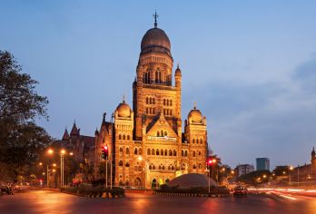 夜游孟买：跟随当地人徒步游览【漫步于灯火辉煌、夜生活热闹非凡的城市之中。 由一位友好博学的当地人带领参观，他会分享故事、文化和鲜为人知的事实。 探索孟买的英属印度时期建筑和历史遗迹，了解其历史背景。】