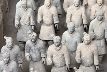 西安**私人定制一日游：兵马俑及其他景点【与“世界第八大奇迹”面对面，揭开秦始皇两千年来地下军团的神秘面纱及其令人叹为观止的传奇。 打造您的完美一天——在私人导游的指导下，选择景点、游览节奏和用餐地点。 私人无购物之旅，配备专属当地专业导游和舒适车辆。】