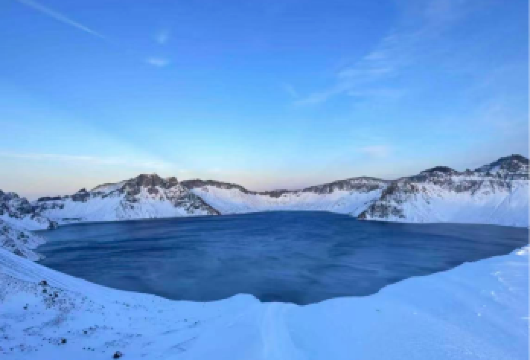 长白山西坡一日游·精品小团【雾凇漂流|雪地摩托|滑雪2h】【长白山西坡经典一日游，登顶1442级台阶邂逅火山口天池，俯瞰锦江大峡谷火山岩柱奇观。】