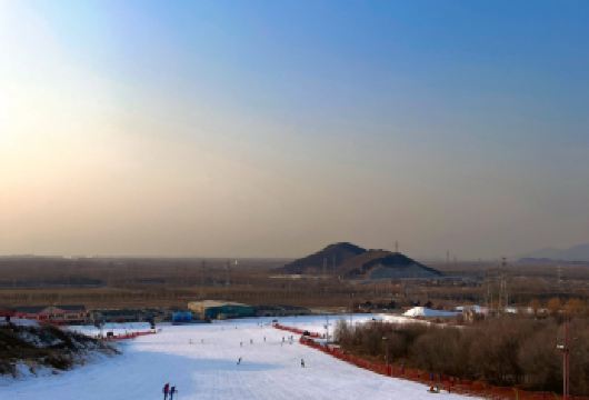 【莲花山周末滑雪·1日游】含雪票+往返直通车，解锁冬日快乐【“冠军同款+全梯度雪道”畅滑快感：坐拥北纬43°黄金雪带，10条雪道涵盖原运动员训练道】