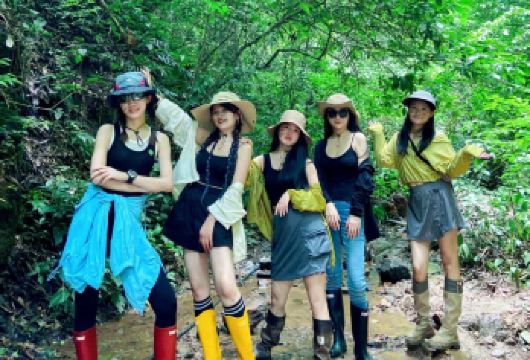 西双版纳基诺山雨林徒步丨提供专业雨鞋丨项目全含丨基诺领队【[无忧体验]含雨鞋雨林大餐树降秋千竹筏等，严选当地基诺族领队，有趣、幽默、会讲解、懂带娃、安全放心】