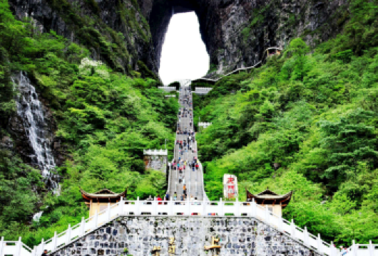 张家界私人日游：天门山深度体验（VIP快速通道门票）【无需排队即可乘坐缆车及游览景点。专属导游根据您的节奏定制行程，带您深度探索天门山的秘境瑰宝。 登上云梦仙顶，可欣赏云雾缭绕的群峰与远处张家界市区的壮丽360度全景。 乘坐环保巴士穿越龙形发卡弯道，感受惊险刺激的陡峭山路，欣赏壮观的喀斯特地貌景观。】