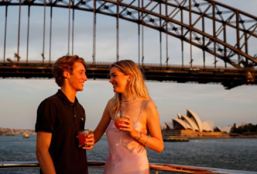 澳大利亚悉尼情人港库克船长游船4道式晚餐巡游之旅【可选临窗】【搭乘悉尼港晚餐游船，在船上享用现代澳洲风味料理，同时欣赏悉尼歌剧院、海港大桥与城市天际线】