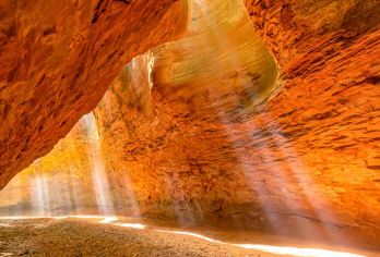 延安甘泉大峡谷一日游【西安往返·优秀导游讲解含门票·含午餐】【甘泉大峡谷1日游看桦树沟等峡谷的梦幻光影、丹霞地貌的独特岩石纹理·甘泉大峡谷1日游】