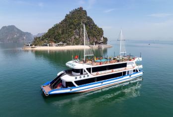 河内出发下龙湾豪华7小时游船之旅 – 豪华轿车、自助午餐、按摩浴缸、派对【享受优质的 7 小时下龙湾游船之旅，并有便捷的豪华轿车从河内接送。 一边品尝美味的海鲜自助午餐，一边在船上的按摩浴缸中放松身心，欣赏壮观的下龙湾风光。 参加船上热闹有趣的派对，享受音乐、饮品和美妙的氛围，非常适合团体聚会和庆祝活动。】