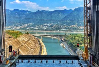 三峡垂直升船机半日游11点班次【乘豪华游轮翻越三峡大坝】【打卡三峡垂直升船机，近距离感受 “水上电梯” 的工程智慧，半日解锁通航奇观与壮阔江景。】