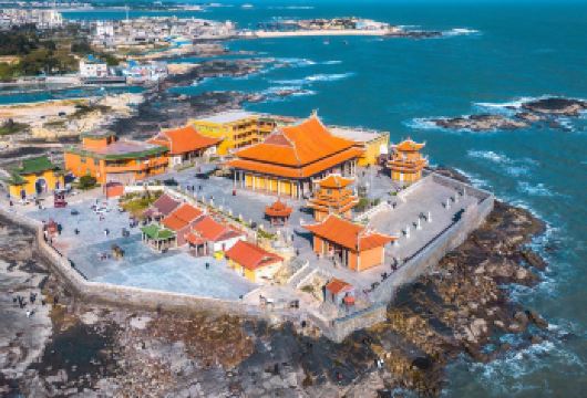 蟳埔村+梧林古村+洛伽寺+永宁古镇+黄金海岸+小威海一日游【网红簪花蟳埔渔村 梧林古村落闽南古厝 洛伽寺海上寺庙 网红石狮小威海】