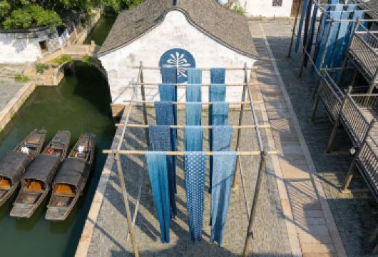 上海出发乌镇水乡一日往返游|中旅 × 赞巴士【5小时沉浸式探索：悠闲漫步于乌镇西栅景区保存完好的古街、水道与传统建筑之间。 原汁原味的江南风情：在中国**代表性的水乡之一，体验石桥、黑瓦民居与地道文化。 无忧往返：便捷的客车接送服务，行程安排无缝衔接，让您享受轻松无忧的一日游体验。】