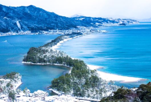 【京都秘境游】日本大阪京都天桥立观景地+古渔村伊根舟屋一日游【漫步伊根古老渔村 ，欣赏舟屋建筑的美景，体验游船喂海鸥】