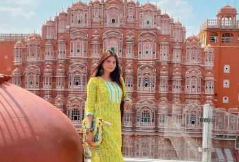 斋浦尔遗产之旅：全天皇家观光游览（含汽车和导游）【乘坐舒适的汽车，在知识渊博的导游带领下，轻松探索斋浦尔的皇家故事，享受无忧的旅程。 探索斋浦尔**标志性的山顶堡垒，它以其镜宫、皇家庭院和全景而闻名。 漫步斋浦尔色彩缤纷的市场，选购手工艺品、宝石、纺织品和传统纪念品。】