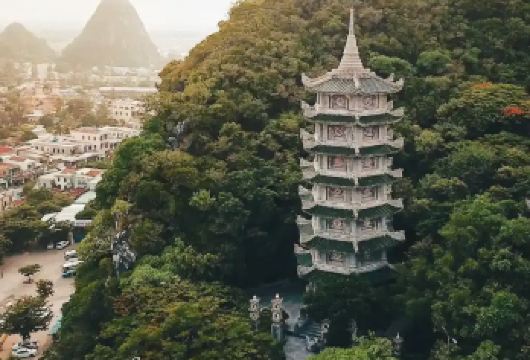 岘港经典半日游【享受微风拂面的天气，并拍摄令人叹为观止的美景照片。 惊叹于大理石山：探索古老的洞穴和令人叹为观止的景色 探索山茶半岛：参观灵应寺，欣赏壮丽景色，感受宁静氛围】