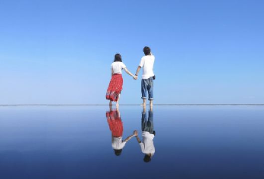 吉隆坡天空之镜+猴子山+海上老鹰+萤火虫+蓝眼泪包车游-含票【沙洲上的水面就像一面镜子，清晰地反射出天空的颜色和云彩，创造出一种海天相连的奇妙景象；】