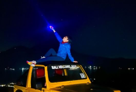 巴厘岛：巴杜尔火山日出吉普车之旅含野餐早餐【巴杜尔火山日出吉普车之旅与野餐早餐：乘坐四驱车登顶探险，专业摄影师随行，享用美景相伴的美味早餐 巴杜尔火山日出探险4人团：登顶欣赏壮丽景色，含当地摄影师服务及风景野餐早餐 日出吉普峰顶之旅：在崎岖地形上展开令人屏息的四驱探险，含精致野餐早餐及专业摄影服务】