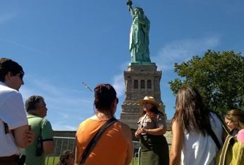 美国纽约自由女神上岛游船一日游可选炮台公园或自由州立公园出发【门票可进入自由女神像和埃利斯岛。】