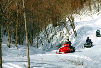 北海道札幌雪地摩托乐园半日游：含雪地摩托体验60分钟【全日本前沿的设备，完备的保护措施，酒店免费接送】