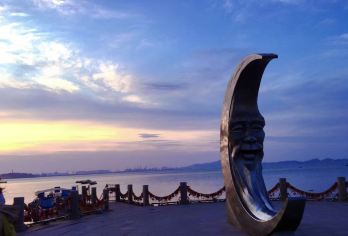 养马岛+海昌渔人码头+栈桥+月亮湾+东炮台+烟台山景区一日游【[度假优选]选人气网红[铁轨海岸小火车]带您一秒回童年|赶海挖沙的快乐|多套餐可选||告别特种兵旅行】