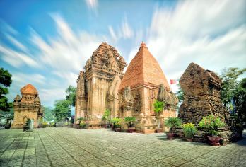 芽庄市内一日游【占婆塔建于7到12世纪之间，是一处印度教的宗教建筑，从上往下看，能欣赏到碧蓝的海港景色】