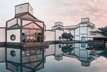 苏州博物馆2H人工讲解 橄榄游●  资深导游精讲包团 含耳麦【[橄榄游讲师团]他们博古通今，幽默睿智，善于挖掘文物背后的故事，用有趣的方式还原历史真相！】