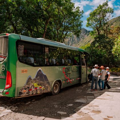 从热水镇 (Aguas Calientes) 出发的马丘比丘官方往返巴士