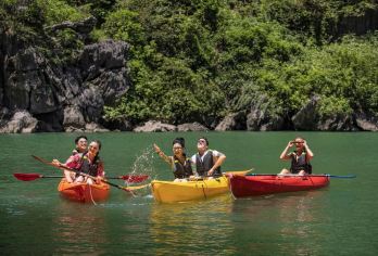 从河内出发：参加**一日游船之旅，探索下龙湾，包含皮划艇和午餐【惊叹于下龙湾令人叹为观止的美景，数千座石灰岩喀斯特地貌。 漫步于令人叹为观止的惊讶洞，欣赏闪闪发光的钟乳石。 您可以在沙滩上放松身心，也可以徒步登上蒂托普岛**欣赏全景。】