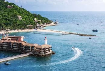 海南三亚经典滨海风光线一日游【亚龙湾+天涯海角】【沙质洁白柔细无硌脚感，浅滩戏水安全可控，海底世界半潜艇观光不湿身，老人小孩皆能享滨海乐趣。】