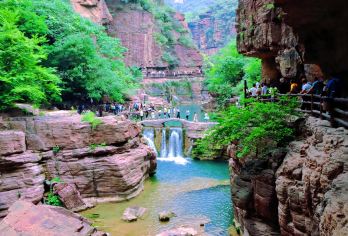 黛眉之恋◆云台山1日游丨红石峡+小寨沟+猕猴谷丨无购物上门接【[品牌实力]河南禅源旅业始于1999年，自主发团云台山专线运营25余年，优选商家，天天发团，不进店；】