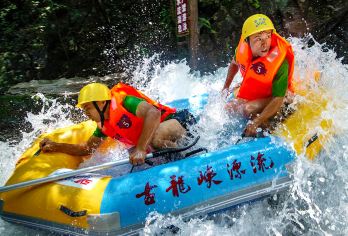 清远古龙峡漂流一日游【深圳/东莞/广州出发、送旅游险】【深圳、东莞、广州均可出发，打卡古龙峡全程漂流，抵达清远每人赠送一瓶水】