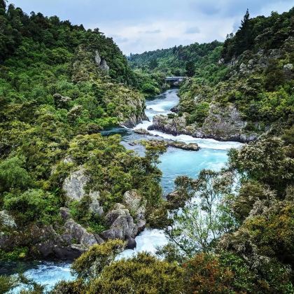 新西兰陶波湖+地热温泉公园+胡卡瀑布+月球环形山一日游