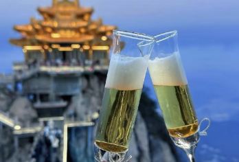 河南洛阳老君山景区一日游【一价全含 全程高速 车次四选一】【[本土发团]当地土著旅行社不转团不卖团!景区官方直通车!多个集合点选择性更多，洛阳火车和龙门高铁出站】