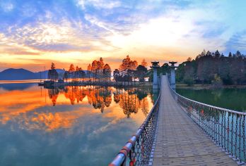 黄鹤楼+武汉大学+东湖落雁景区+武汉两江游览·夜游长江【中文司机】