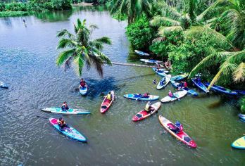 日月湾椰林划浆板+摘椰子+雨林抓鸡+品尝椰子鸡火锅【套餐A：椰林浆板+摘椰子体验；套餐B：浆板+摘椰子+抓鸡+椰子鸡火锅】