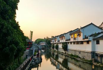 合肥三河古镇+合柴1972+安徽博物院一日游可英文服务【三河摇橹醉水乡，合柴破圈燃文艺，皖博藏珍阅千年，一日穿越古今对话。】