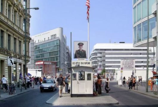 德国柏林电视塔+亚历山大广场+柏林大教堂+博物馆岛一日游【从电视塔现代地标到博物馆岛古文明，从历史纪念地到市井广场，感受柏林多元魅力。】