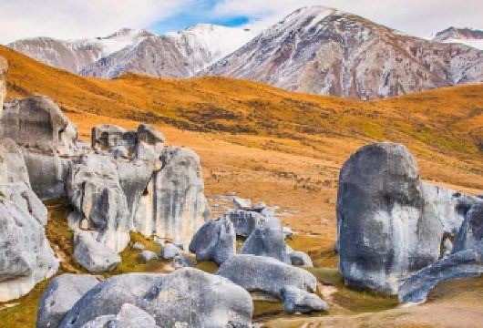 新西兰坎特伯雷地区城堡山一日游【一日内纵览亚瑟国家公园全景：从绿地森林到崎岖山脉，再到冰湖河流，沿高山公路穿越不断变化的壮丽风景】