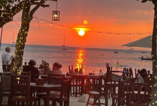 【甲米】七岛-莱利日落＋浮潜｜长尾船一日游（晚餐&酒店接送）【乘坐传统的长尾船开启一段甲米跳岛之旅，穿梭在甲米著名的7个岛屿之间，感受热情迷人的当地风情。】