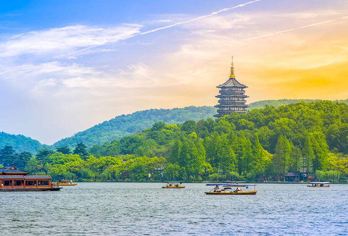 杭州雷峰塔+西湖游船+三潭印月+灵隐寺一日游·登岛·导游讲解【[导游讲解]专业一日游导游带你了解杭州的历史文化，导游带团经验10年以上。】
