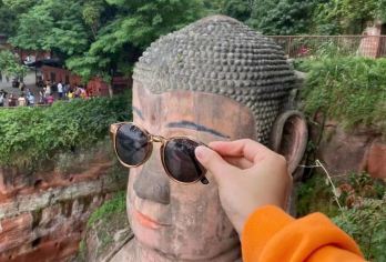 乐山大佛1日游十点晚出发·含门票丨含深度讲解丨可选8人团【[四川国旅·大品牌权威保障]纯玩无购物·杜绝隐性消费丨三环内免费上门接丨赠送景区联名文创蓝牙耳机】