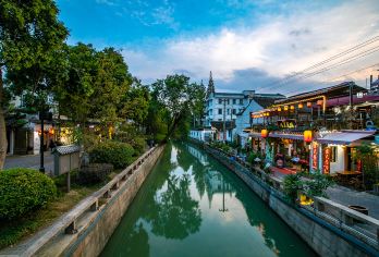 上海出发苏州一日私人游，包含拙政园、虎丘等景点【参观拙政园，这是一处联合国教科文组织世界遗产，四季皆有诗意的水景和文艺气息。 登上虎丘的倾斜宝塔，欣赏城市美景，并探索与古代吴国传说相关的剑池。 享受舒适的私人接送服务、灵活的行程安排，以及精心设计的路线，一天之内即可游览苏州的文化亮点。】