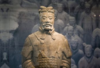 西安秦始皇帝陵博物院(兵马俑)+华清宫一日游【免升小团】【[全程无忧]三环内指定酒店上门接+赠KFC早餐+自助中餐+精美汉服妆造一对一跟拍+白鹿原直通车】