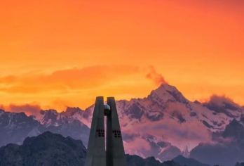 新疆乌恰+天山昆仑山交汇+中国西极石碑一日游【七座小车【[地理象征]斯姆哈纳村，这里是中国每天最晚送走夕阳的地方。站在西极碑前具有强烈的仪式感和纪念意义。】