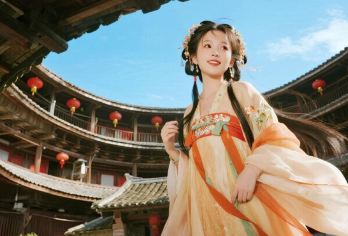 田螺坑土楼群+裕昌楼+塔下村一日游【福建名片土楼特惠大团】【[土楼奇观·亲子甄选]田螺坑+裕昌楼，沉浸式客家文化互动体验，专业讲解+上门接送，亲子家庭无忧出行】