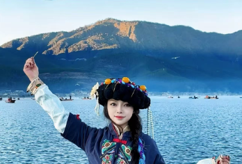 云南丽江+泸沽湖【草海-走婚桥-360度环湖+猪槽船登岛】【[商务小团]7~15座商务车，更加私密舒适，乘坐特色交通工具猪槽船，给您不一样的泸沽湖!】